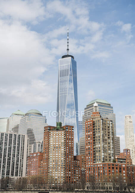 Angolo basso di edifici moderni a più piani situati a New York nella giornata di sole — Foto stock