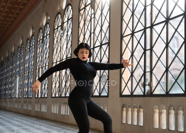 Anmutige Frau tanzt im Gesellschaftssaal — Stockfoto