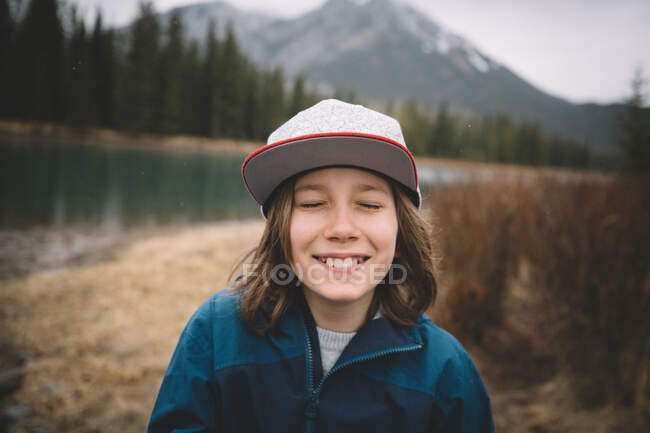 Bambina in un berretto con uno zaino — Foto stock