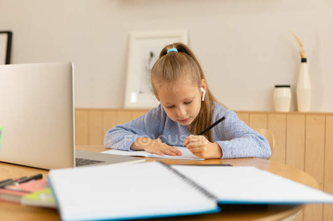 Девушка учится на дому онлайн — стоковое фото