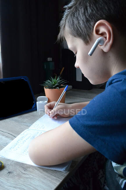 Menino fazendo suas lições em casa — Fotografia de Stock