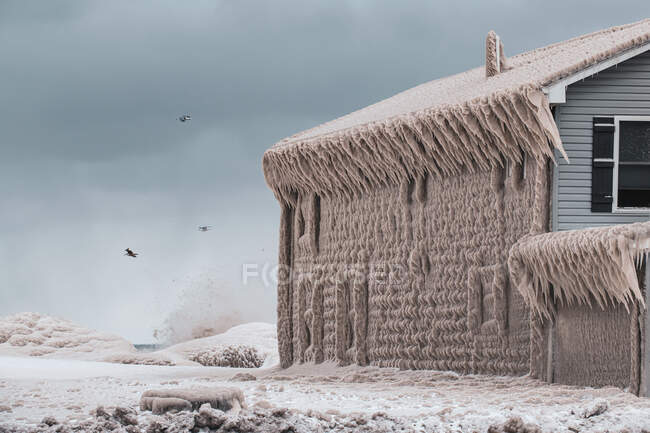 Casa cubierta de hielo en el lago Erie tormenta - foto de stock