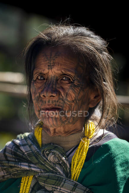MINDAT, CHIN STATE / MYANMAR - Vieja mujer tribal de Chin Kaang con tatuaje facial punteado - foto de stock