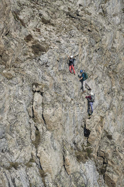 Високий кут зору друзів чоловічої та жіночої статі, що йдуть по скелястій скелі — стокове фото