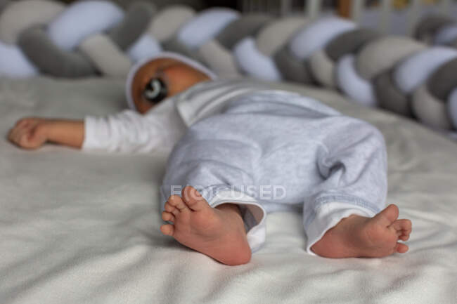Новорожденный спит, ноги крупным планом — стоковое фото