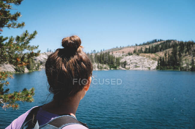Close-up tiro de mulher caminhante olhando para um belo lago azul — Fotografia de Stock