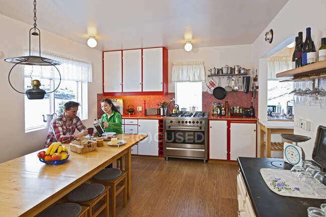 Casal tomando café da manhã na casa de férias na Islândia — Fotografia de Stock