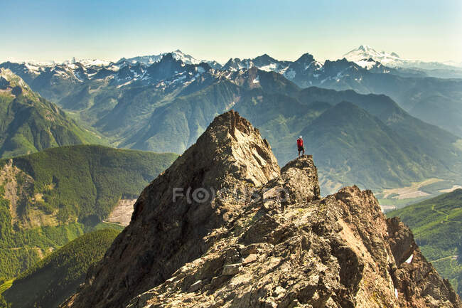 Alpinista de montanha fica na cimeira de montanha na Colúmbia Britânica, Canadá — Fotografia de Stock