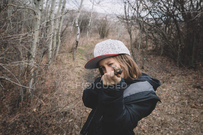 Bella donna bionda in cappello con foglie autunnali. — Foto stock