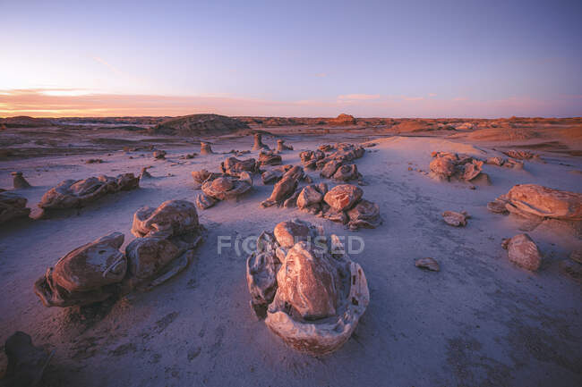 Hermosa puesta de sol sobre el desierto en el fondo de la naturaleza - foto de stock