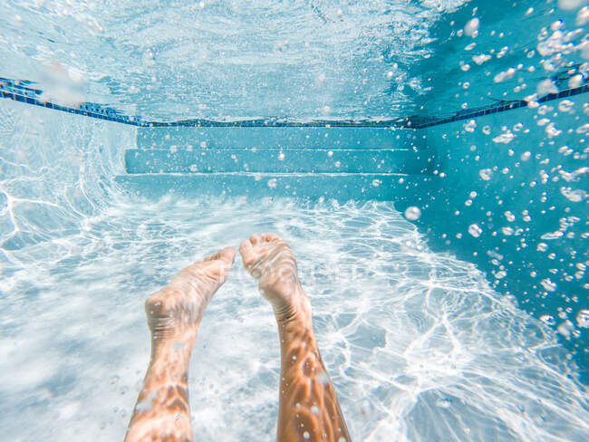 Sprudelndes blaues Unterwasserschwimmbecken — Stockfoto