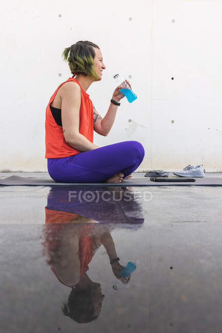 Mujer joven en forma con agua - foto de stock