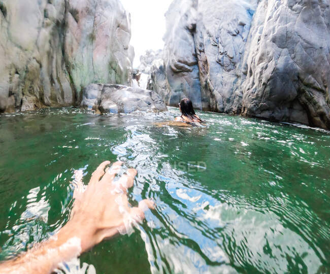Nager à travers le Canyon à Fente Blanche avec Fille — Photo de stock