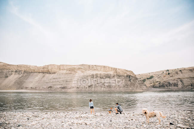Familie erkundet Yellowstone River in Montana mit Hund — Stockfoto