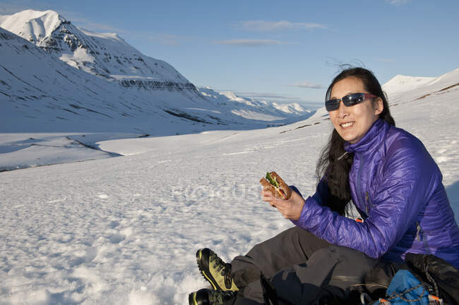Mulher que almoça enquanto caminha na Islândia — Fotografia de Stock