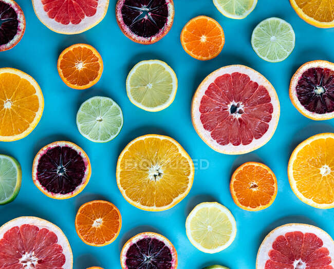 Fresh ripe grapefruit on white wooden background with copy space. healthy food concept. — Stock Photo