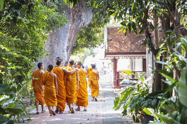 Monjes caminando en templo tailandés en Bangkok - foto de stock