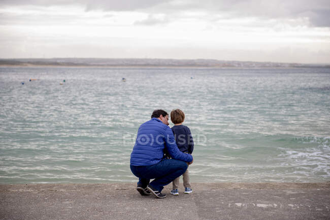 Father and son talking. Relationship between fathers and children. — Stock Photo