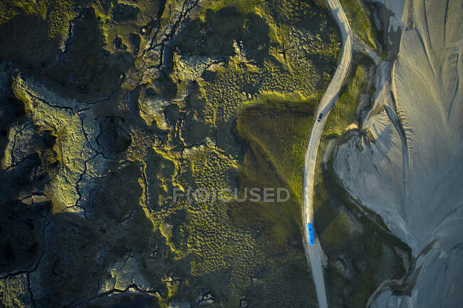 Vista dall'alto di autobus e auto guida su strada sinuosa su terreni aridi muschiati in estate nella natura — Foto stock