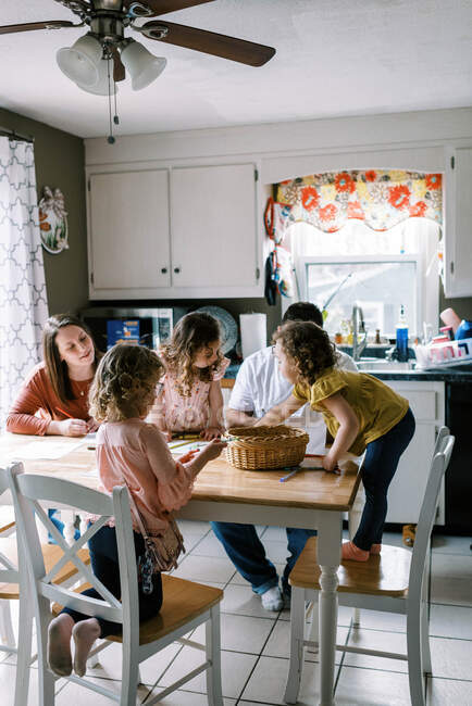 Семья из 5 цветных и проводить время вместе за кухонным столом — стоковое фото