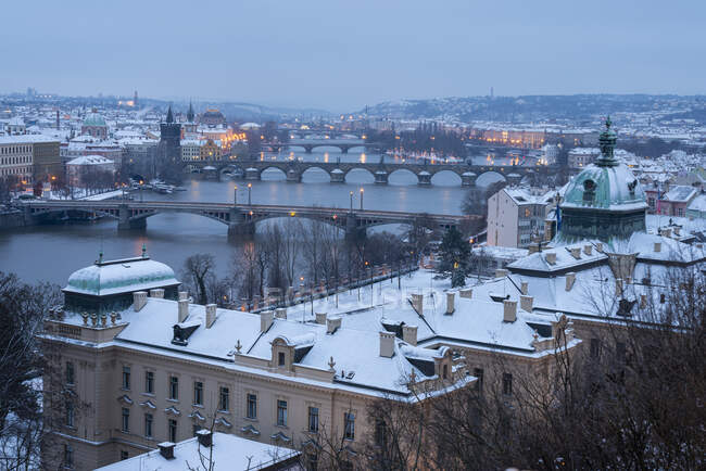 Мосты через реку Влтаву в сумерках из Летного парка зимой, Прага, Чехия — стоковое фото