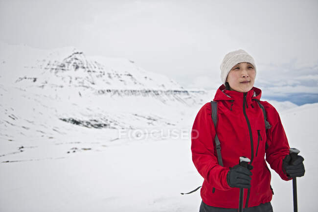 Donna escursionismo nelle montagne del nord Islanda in inverno — Foto stock