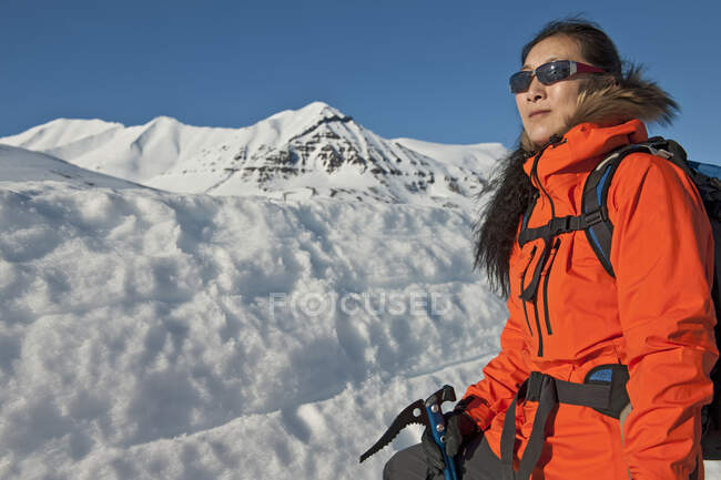 Mulher caminhando nas montanhas do norte da Islândia no inverno — Fotografia de Stock