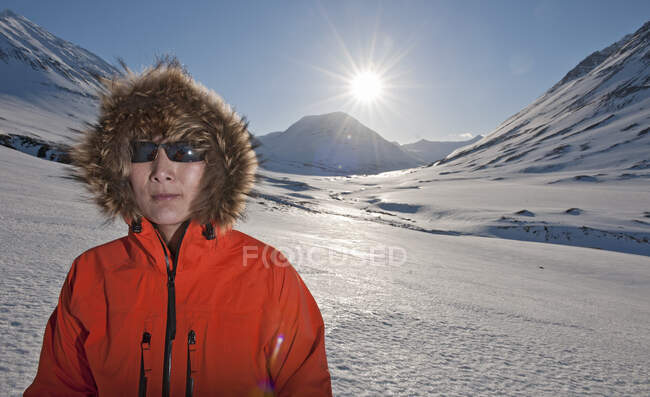 Woman hiking in the mountains of north Iceland in winter — Stock Photo
