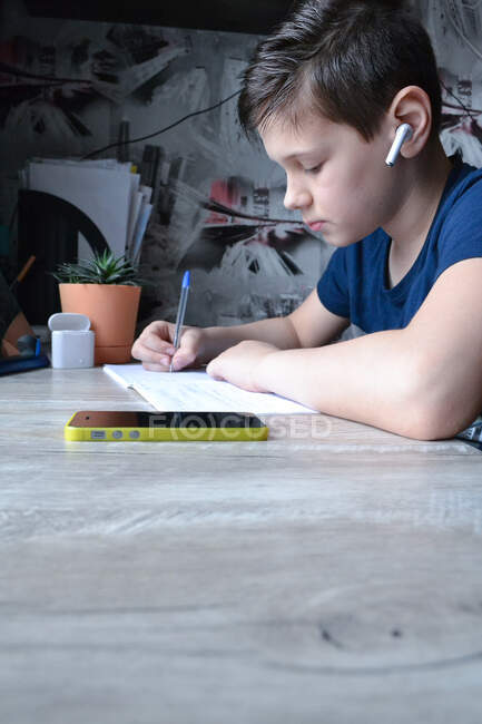 Хлопчик робить свої уроки вдома — стокове фото