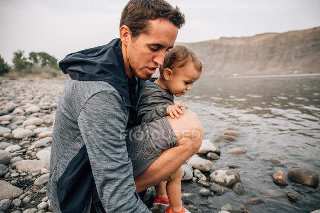 Papà e figlio del bambino esplorano il bordo delle acque del fiume Yellowstone — Foto stock