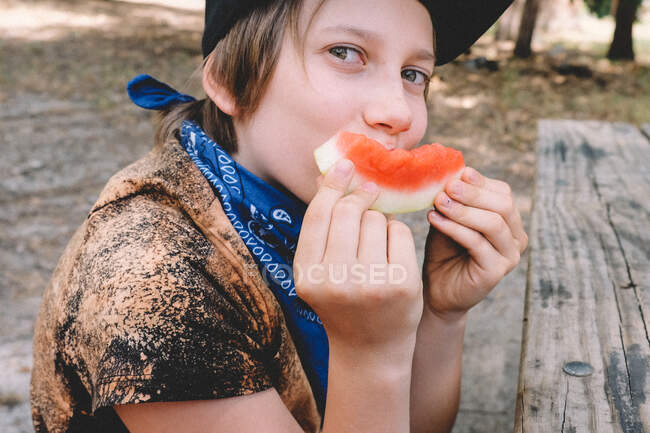 Tween Boy Munches em melancia Fatia Sorriso — Fotografia de Stock