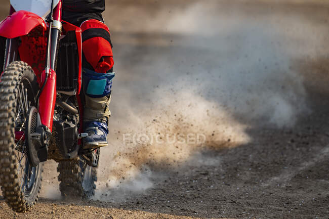 Крупним планом чоловік їде на своєму позашляховому мотоциклі на ґрунтовій гонці — стокове фото