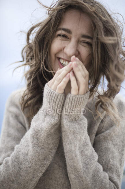 Дівчина сміється, вітер розвиває волосся дівчини, щасливе, в теплі — стокове фото