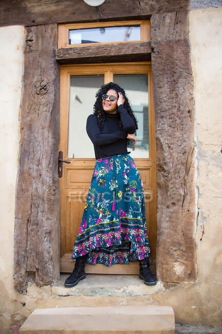 Frankreich, mittelalterliche Stadt Roanne. Ein hübsches junges Mädchen in blauem und schwarzem Kleid geht die Straße in der Altstadt entlang. Reiselust und Fernweh. Frühling — Stockfoto