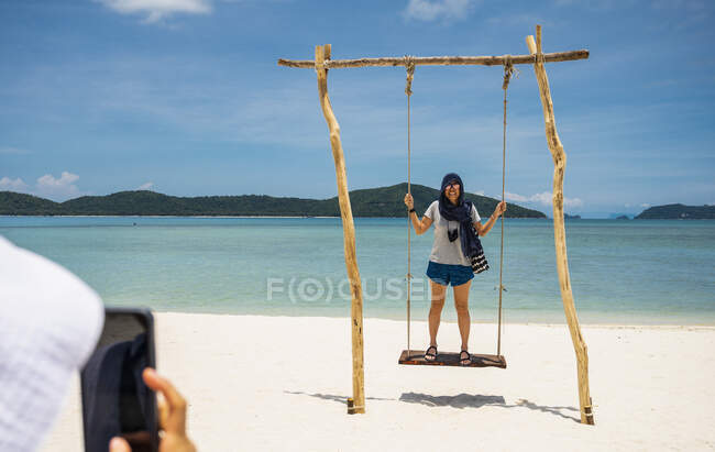 Молода жінка з рюкзаком на пляжі. — стокове фото