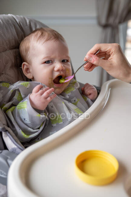 Niño tomando un bocado de aguacate. - foto de stock