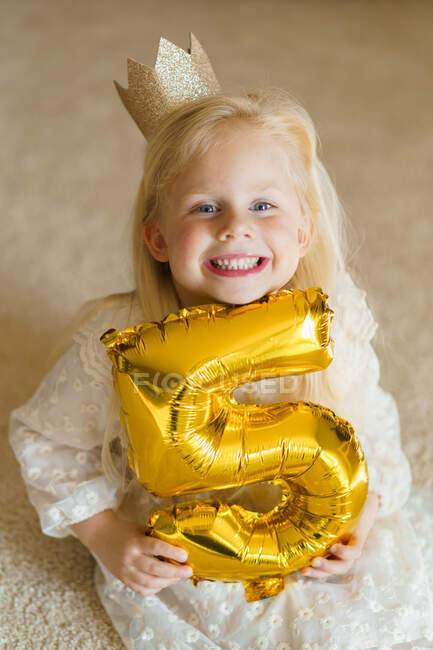 Little girl in a white dress with a gift — Stock Photo