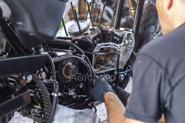 Officina motociclistica dove vengono effettuate riparazioni ai clienti — Foto stock