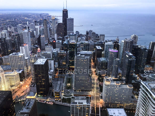 Uma vista aérea do syline de Chicago no crepúsculo olhando para o sul. — Fotografia de Stock