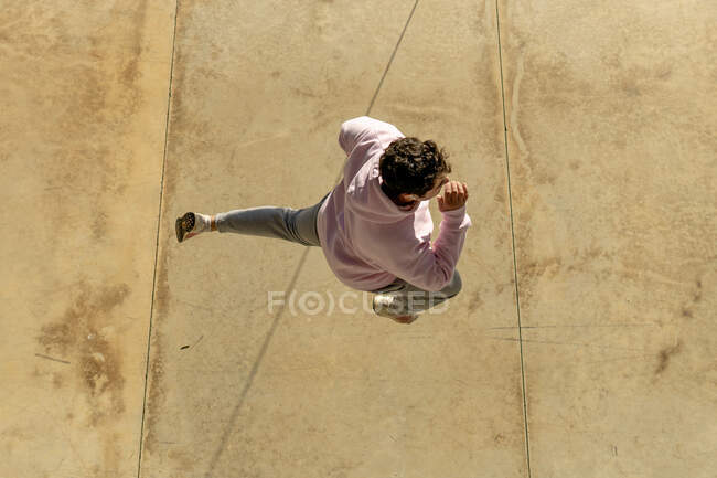 Schuss von oben auf dicken Mann, der mit Sportkleidung springt — Stockfoto