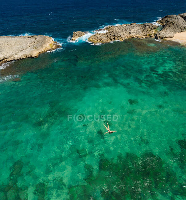 Aerial Shot of Girl flotando en Green Cove - foto de stock