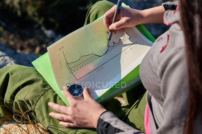 Mulher exploradora e geógrafa analisa o meio ambiente com um co — Fotografia de Stock