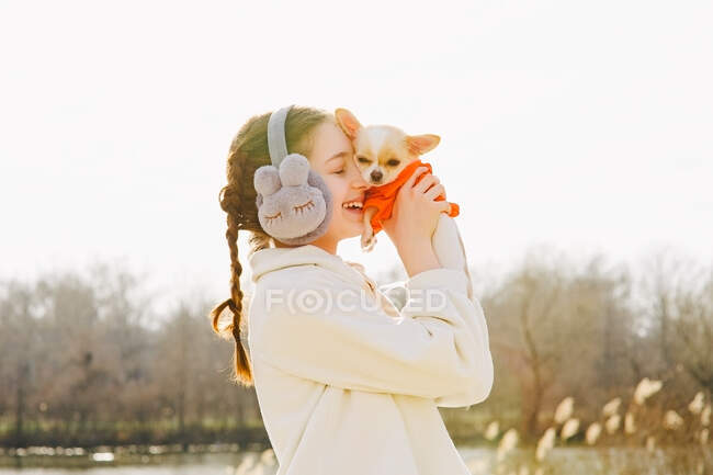 Retrato de uma adolescente feliz com seu pequeno cachorro chihuahua — Fotografia de Stock
