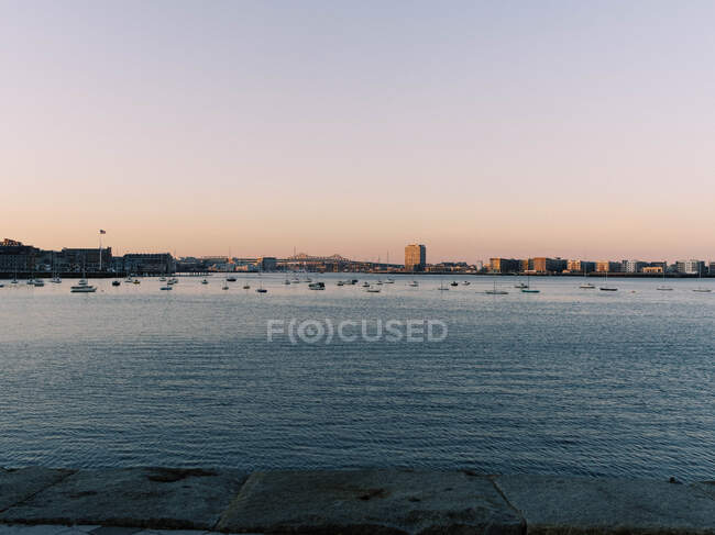 Vista panoramica sul tramonto dal porto di Boston nel Massachusetts — Foto stock