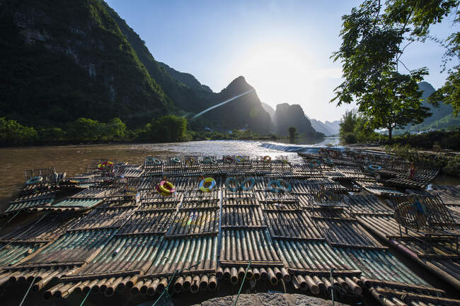 Рафты на реке Юлун рядом с Яншо в Гуанси / Китай — стоковое фото