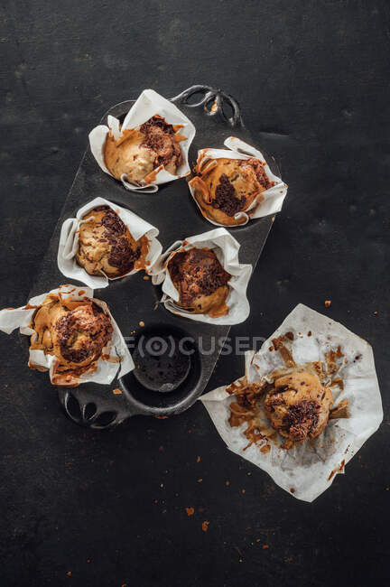 Leckere und gesunde Haferflocken-Schokoladen-Muffins mit einer Tasse Tee — Stockfoto