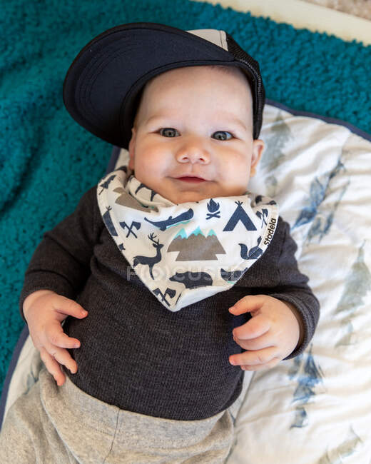 Felice bambino sorridente indossando cappello da baseball. — Foto stock