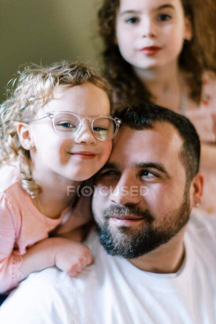 A father spending time with his daughters as they sit together — Stock Photo