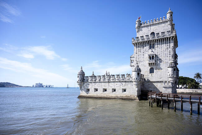 Lisbona, Portogallo presso la Belem Tower sul fiume Tago . — Foto stock