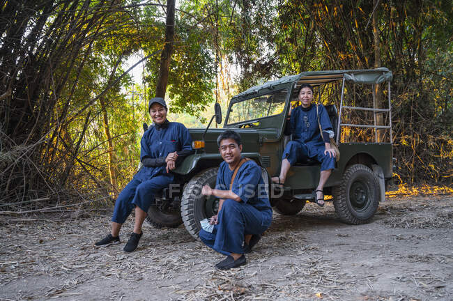 Drei Freunde erkunden ein Tierschutzgebiet im Goldenen Dreieck — Stockfoto